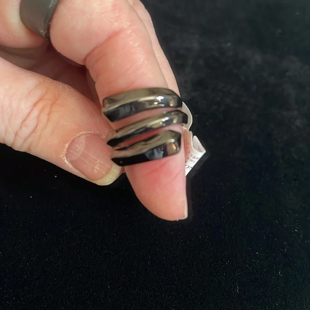 3/$25 🍀Lia Sophia Elegant Hematite Band Ring - Picture 2 of 4